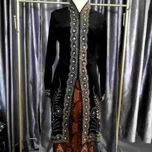 Kebaya Selutut Engkol Permata: Elegan dan Cocok untuk Pernikahan