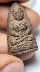 พระยอดธง หลวงปู่เพิ่ม (เนื้อขมิ้นเสก) ปี๒๕๐๕ องค์นี้พิเศษ ด้านหลังมีจาร 2 ตัว (จารเฑาวะหมาอุต/เฑาวมาพรห์ม)