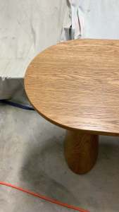 { "โต๊ะสำเร็จ": "เป็นโต๊ะทำงานที่มีโต๊ะอเนกประสงค์ Taper design และมีเลขซิสที่น่าสนใจ โต๊ะยาว ดีไซน์ โต๊ะกินข้าว",