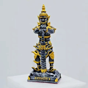 ท้าวเวสสุวรรณ ยืนตะบอง เนื้อมวลสารแร่เหล็กน้ำพี้ รุ่นมหาบารมีเฝ้าทรัพย์ เสริมบารมี โชคลาภ ค้าขายร่ำรวย จากบ่อเหล็กน้ำพี้