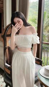 ชุดเซตกางเกง ทรงใส่สบายดีเทลมีลูกเล่น เสื้อแขนตุ๊กตาแต่งจีบหน้าใส่ลูกไม้ หวานๆ ใส่แบบเปิดไหล่ก็ได้ กางเกงจับจีบหน้าด้านหลังดึงยางยืดเยอะผ้าดีมาก