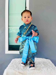 ชุดพี่หมื่นเด็กชาย พาร์ที่มีการเปลี่ยนแปลงตามล็อตผ้า ลายการเปลี่ยนแปลงด้วยเมนูประสบการณ์ ราคาประมาณ 200-300 บาท