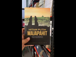 HITAM PUTIH MAJAPAHIT: Dari Huru-hara hingga Berdirinya Kerajaan-kerajaan Islam di Jawa