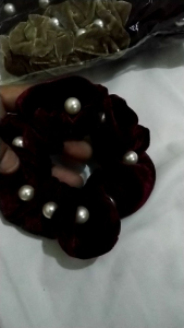 Isi 6 Pc Ikat Rambut Scrunchie Beludru Mutiara Warna Gelap Elegan Kualitas Premium dengan Desain Berlapis Warna Variasi