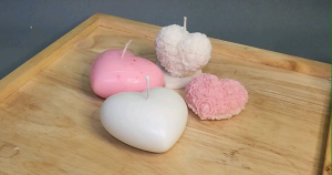 เทียนหอไขถั่วเหลือง รูปทรงหัวใจลายดอกกุหลาบ - ขนาด 5.5 × 5.3 × 3 cm. 50g. soy wax ออร์แกนิก