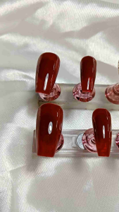 เล็บปลอมสีแดง มีกาวตะใบแถม