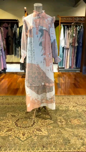 Kara Dress by Dian Pelangi LIMITED EDITION Busana Muslim Baju Maxi Dress Gamis Abaya Kaftan Gaun Outfit Pesta Pernikahan Kondangan Casual Formal Wanita Hijaber Cantik Anggun Modis Modern Elegan Mewah Model Korea Terbaru Motif Batik Abstrak Kekinian