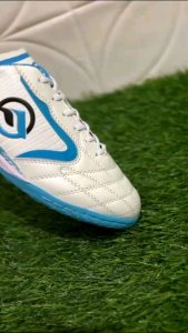 SEPATU FUTSAL PRIA DEWASA FFIVE METAMORFOSA PUTIH TOSCA