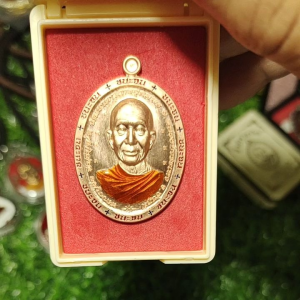 พิเศษ หลวงปู่จื่อ พนฺธมูตฺโต ชนะจน ACI เนื้อทองแดงผิวไฟตอก๙รอบ ลงยาจีวร หลังพัดยศเลข4