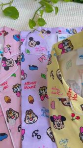 ชุดนอนดิสนีย์ ผู้ใหญ่-วัยรุ่นลิขสิทธิ์แท้ 100% ผ้าคอตตอนผสมซิลล์ เกรดพรีเมี่ยม เนื้อผ้าเนียนละเอียด นุ่ม เบาสบาย ระบายอากาศได้ดี เนื้อผ้าไม่แนบลำตัว ขนาดฟรีไซส์(F) รอบอก 42-44“ เสื้อยาว 28” กางเกงยาว 38“ เอวยืด 26-38”น้ำหนัก 50-70 kg.