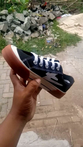 Sepatu Sneaker Talas: Varian Warna & Bemper Depan Belakang