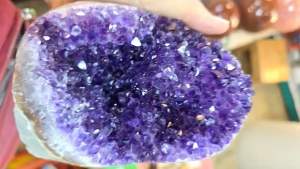 อเมทิสต์หินสีม่วง 1.55-1.8Kg หินแท้ ก่อนส่งแม่ค้าถ่ายรูปให้ดูก่อนค่ะ