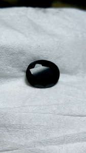 Batu akik sere warna hitam nempel kaca