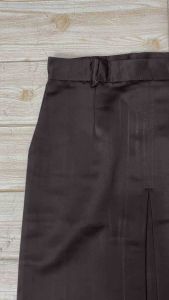 Rok Sekolah Span Coklat SMA/Rempel 1 di depan bahan elemen