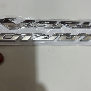 Emblem vario keras tebal sepasang tinggal pasang crome