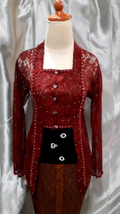 Kebaya Broklat Chintya: Pilihan Elegan untuk Wisuda