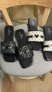 รองเท้าแตะสวมลายโพลก้าดอท (Polka Dot) สีดำขาว ดีไซน์หัวเหลี่ยม สายคาดคู่ประดับห่วงทอง ใส่นุ่ม เดินสบาย รองเท้าแตะสุดฮิป