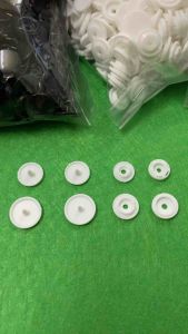 Bịch nút nhựa 4 thành phần 100 cái 1 màu cỡ nút 15mm có 3 màu để chọn lựa