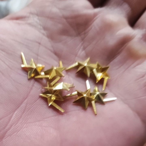 Chi tiết 10 sao ly đồng gắn cổ áo.