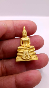 B049 หลวงพ่อโสธร วัดโสธร รุ่น ประทานพร เนื้อ กะไหล่ทอง ตอกโค้ด ปี 63 ขนาด 3x2 ซม. พร้อมกล่อง กำมะหยี่