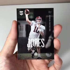 MAC JONES ROOKIE CARD 🏈 ซานฟรานซิสโก โฟร์ตี้ไนน์เนอร์ส 🏈 การ์ดสะสมอเมริกันฟุตบอล NFL 🏈 Panini Luminance RC CARD 🇺🇸 San Francisco 49ers 🏈 New England Patriots 🏈 รุกกี้ สวย NM