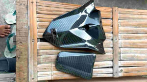Dasi Kecil dan tutup tanki New Aerox 155 Connected karbon
