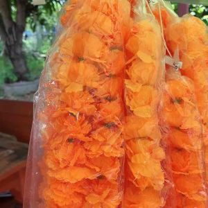 พวงมาลัยดาวเรืองสีเหลือง และ ดาวเรืองสีแดง ถวายศาลพระภูมิ ศาลตายาย เปลี่ยนมาลัยศาล