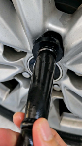 แปรงทำความสะอาด รูน็อตล้อ สำหรับรถยนต์ทุกรุ่น