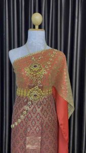 ชุดไทยแต่งงาน ชูฟู ชุดไทยสีแดง ผ้าไหมสอดดิ้นทอง ชุดเจ้าสาว