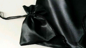 🇹🇭 ถุงผ้าซาตินเนื้อมันเงา สีดำ รูปแบบของแจก คุณพร้อมเครื่องประดับ สำหรับผู้ที่มีความรอบคอบ