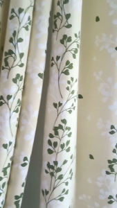 Gorden Jendela Minimalis Bahan Satin Bridal Model Semokring 12 Lobang 6 Gelembung Motif Asoka Hijau