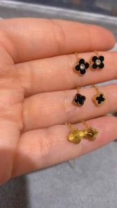 Anting tusuk serut klopper titan wanita