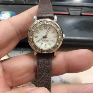 đồng hồ nữ nhỏ M.K dây da bò japan. Hàng 2hand còn đẹp. Size 26mm. Mặt ánh 2 mầu