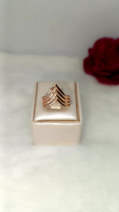 Cincin emas model runcing tingkat terbaru lapis emas dengan aksen permata titanium