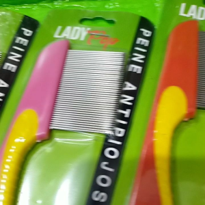 Sisir Serit Logam Gagang Panjang: Alat Perawatan Rambut Untuk Menghilangkan Kutu