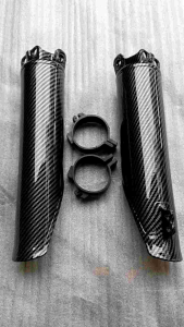 TUTUP SHOCKBREKER DEPAN HONDA CRF 150I BLACK CARBON MOTIP 56 (COVER PELINDUNG SHOCKBREAKER KANAN DAN KIRI)