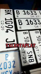 plat motor font standar hitam dan putih