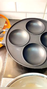 CETAKAN KUE  SERABI  APEN  4 CEKUNG HAPPY CALL & HAPPY FUN   TUTUP  KACA  TAHAN PANAS ANTI LENGKET MUDAH DI BERSIH AMAN DI GUNAKAN matengnya merata gak perlu di ragukan lagie