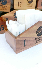 กล่องทิชชู่ ใส่ไม้จิ้มฟันได้ สลักโลโก้และเบอร์โต๊ะ 2 ด้าน ทำจากไม้จามจุรี ผลิตในไทย