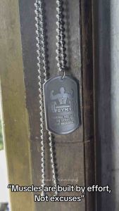 Kalung Gym Pria: Desain Otot & Aksesoris Olahraga