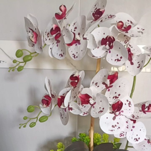 Bunga gubahan bersama pasu bunga orkid hiasan hari raya