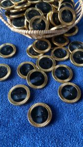 🫦กระดุมใสลาย 2 รู ขอบทอง ขนาด 19-21 มิล / ชุดละ 7 เม็ด