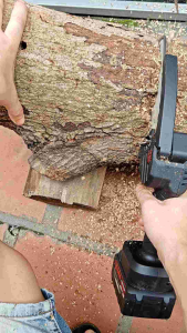 Máy cưa xích Benzamax kèm lam xích 6inchmáy cưa xích dùng pin cầm tay mini bảo hành 6 tháng