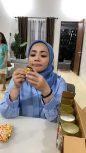 Cokelat ALMOND MUSDALIFAH 4 Toples (COD)\\n\\n Apa Itu Cokelat ALMOND MUSDALIFAH?\\n\\nCokelat ALMOND MUSDALIFAH adalah produk cokelat almond berkualitas tinggi yang terbuat dari bahan-bahan pilihan. Produk ini tersedia dalam 4 toples yang dapat dibeli dengan sistem COD (Cash On Delivery). Cokelat ALMOND MUSDALIFAH menawarkan rasa yang enak dan manis, serta berbagai manfaat kesehatan.\\n\\n Keunggulan Cokelat ALMOND MUSDALIFAH\\n\\nCokelat ALMOND MUSDALIFAH memiliki beberapa keunggulan dibandingkan produk cokelat almond lainnya:\\n\\n- **Bahan-bahan pilihan**: Cokelat ALMOND MUSDALIFAH menggunakan bahan-bahan pilihan yang berkualitas tinggi, seperti cokelat murni dan almond segar.\\n- **Rasa enak**: Cokelat ALMOND MUSDALIFAH memiliki rasa yang enak dan manis, serta tekstur yang lembut dan creamy.\\n- **Manfaat kesehatan**: Cokelat ALMOND MUSDALIFAH juga memiliki berbagai manfaat kesehatan, seperti meningkatkan kesehatan jantung dan membantu mengontrol berat badan.\\n\\n Manfaat Cokelat ALMOND MUSDALIFAH\\n\\nCokelat ALMOND MUSDALIFAH memiliki berbagai manfaat kesehatan, antara lain:\\n\\n- **Meningkatkan kesehatan jantung**: Cokelat ALMOND MUSDALIFAH mengandung flavonoid yang dapat membantu meningkatkan kesehatan jantung.\\n- **Membantu mengontrol berat badan**: Cokelat ALMOND MUSDALIFAH juga mengandung serat yang dapat membantu mengontrol berat badan.\\n- **Meningkatkan mood**: Cokelat ALMOND MUSDALIFAH juga dapat membantu meningkatkan mood dan mengurangi stres.\\n\\n Bagaimana Cara Menggunakan Cokelat ALMOND MUSDALIFAH?\\n\\nBerikut langkah-langkah memilih dan mengonsumsi Cokelat ALMOND MUSDALIFAH dengan benar:\\n\\n Langkah-langkah Memilih Cokelat ALMOND MUSDALIFAH\\n\\n- **Periksa tanggal kadaluarsa**: Pastikan cokelat almond yang Anda beli masih dalam masa edar yang aman.\\n- **Periksa kemasan**: Pastikan kemasan cokelat almond tidak rusak atau robek.\\n- **Pilih cokelat almond yang sesuai**: Pilih cokelat almond yang sesuai dengan selera dan kebutuhan Anda.\\n\\n Tips Mengonsumsi Cokelat ALMOND MUSDALIFAH dengan Benar\\n\\n- **Konsumsi dalam jumlah yang wajar**: Konsumsi cokelat almond dalam jumlah yang wajar untuk mendapatkan manfaat kesehatannya.\\n- **Jangan mengonsumsi secara berlebihan**: Jangan mengonsumsi cokelat almond secara berlebihan karena dapat menyebabkan masalah kesehatan.\\n- **Hindari mengonsumsi jika alergi**: Jika Anda memiliki alergi terhadap cokelat atau almond, hindari mengonsumsi cokelat almond.\\n\\n Keunggulan COD dalam Pembelian Cokelat ALMOND MUSDALIFAH\\n\\nBerikut keuntungan COD dalam pembelian Cokelat ALMOND MUSDALIFAH:\\n\\n Keuntungan COD untuk Pembeli\\n\\n- **Pembayaran langsung saat barang diterima**: Pembeli dapat membayar cokelat almond setelah barang diterima, sehingga lebih aman dan nyaman.\\n- **Pembeli dapat memeriksa barang sebelum membayar**: Pembeli dapat memeriksa kualitas dan kondisi cokelat almond sebelum membayar.\\n\\n Proses COD dalam Pembelian Cokelat ALMOND MUSDALIFAH\\n\\nBerikut proses COD dalam pembelian Cokelat ALMOND MUSDALIFAH:\\n\\n1. **Pemesanan**: Pembeli dapat memesan cokelat almond melalui website atau media sosial resmi.\\n2. **Pengiriman**: Cokelat almond akan dikirim ke alamat yang telah disepakati.\\n3. **Pembayaran**: Pembeli membayar cokelat almond setelah barang diterima.\\n\\n Kesimpulan\\n\\nCokelat ALMOND MUSDALIFAH adalah produk cokelat almond berkualitas tinggi yang tersedia dalam 4 toples dan dapat dibeli dengan sistem COD. Produk ini memiliki berbagai manfaat kesehatan dan rasa yang enak. Pembeli dapat memilih dan mengonsumsi cokelat almond dengan benar serta mendapatkan keuntungan COD dalam pembelian.\n}