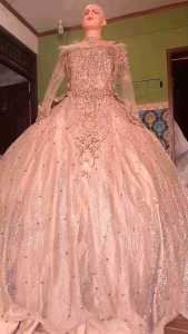 gaun preweding berekor