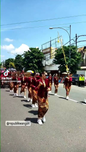 Kebaya Kutubaru & Bludru: Desain Tradisional untuk Acara Formal