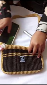 Dompet rajut slempang motif strip ocen