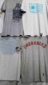 เสื้อยืดมือสอง คุณภาพดี โทนสีเทา มีขนาด S - XL เริ่มต้นที่ราคา 15 - 30 บาท