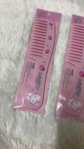 หวีซี่ห่างลายคิตตี้ สีชมพูกับสีม่วง ใช้จัดแต่งทรงผม