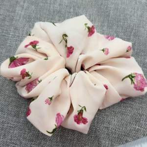 中发肠Flower Scrunchie Hair Tie
